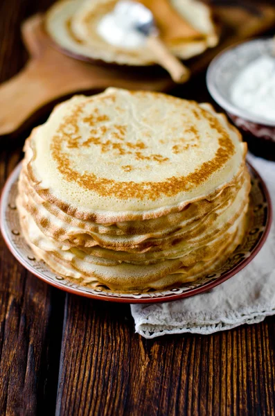 Dünne Pfannkuchen in einer Schüssel — Stockfoto