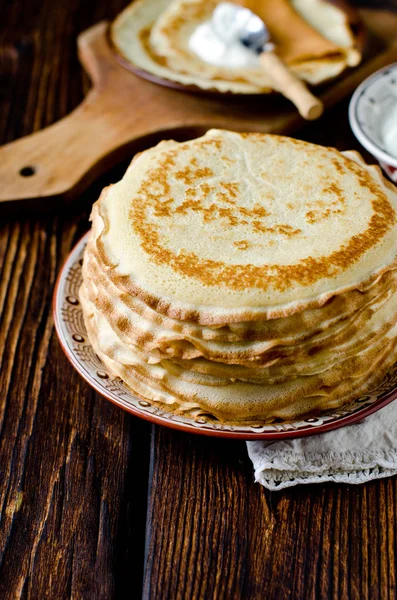 Dünne Pfannkuchen in einer Schüssel — Stockfoto