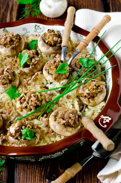 Gebakken champignons op rijst kussen — Stockfoto