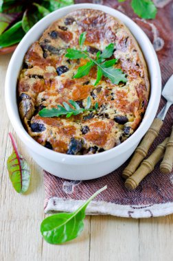 Clafouty bir kase mantar ile