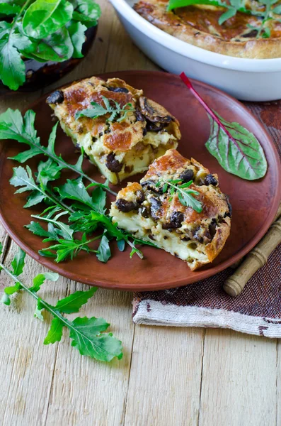 Clafouty mit Pilzen in einer Schüssel — Stockfoto