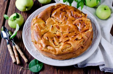 Tahta bir masada elmalı turta.