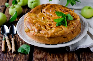 Tahta bir masada elmalı turta.