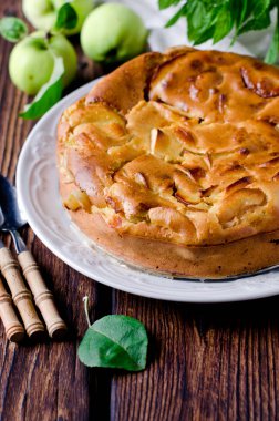 Tahta bir masada elmalı turta.