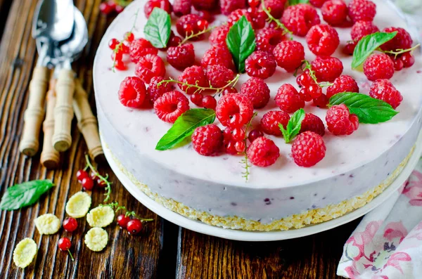 Cheesecake with raspberries on a wooden table — Stock Photo, Image