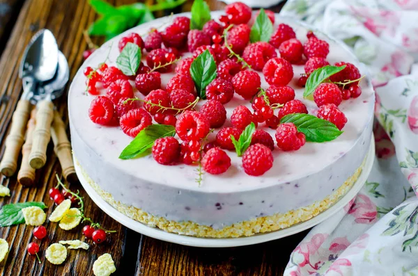 Gâteau au fromage aux framboises sur une table en bois — Photo