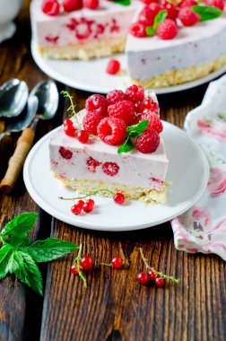 Peynirli kek ahududu ahşap bir masa üzerinde ile