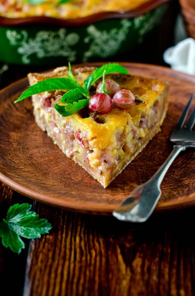 Tårta med krusbär och grädde fyllning — Stockfoto
