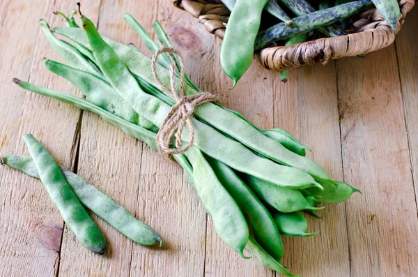 Ahşap bir masa üzerinde yeşil çalı fasulyesi