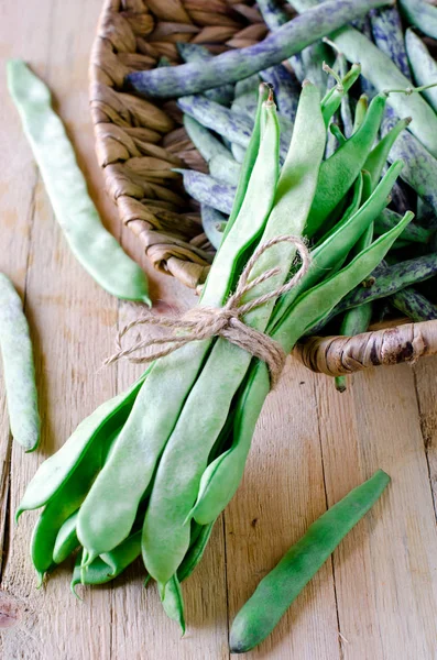 Green string beans on a wooden table — Stock Photo, Image