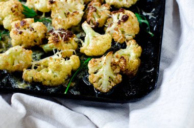 Peynirli fırında karnabahar