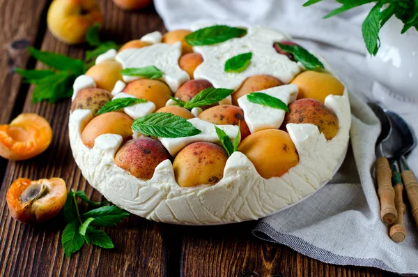 Tvarohový koláč s meruňkami na dřevěný stůl — Stock fotografie