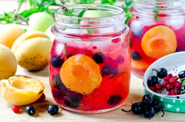 Sangria kayısı, elma ve çilek