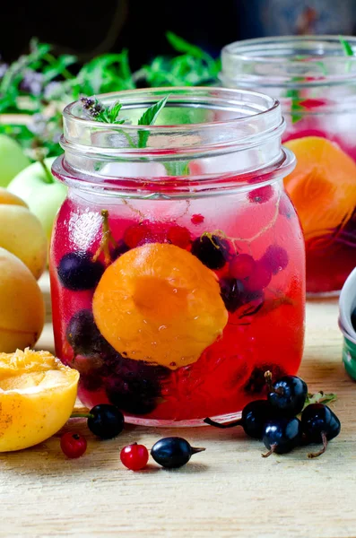 Sangria kayısı, elma ve çilek