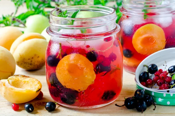 Sangria kayısı, elma ve çilek