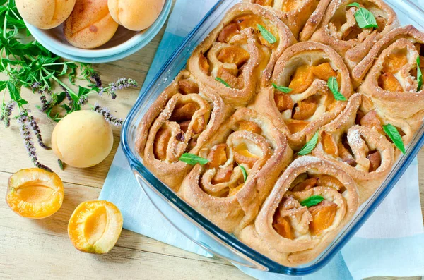 Rotoli Brioche con albicocche e menta — Foto Stock