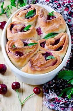 Kiraz ve nane ile rulo börek