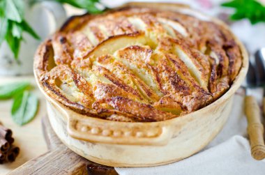 Ahşap bir masa üzerine tarçın ile elma kek