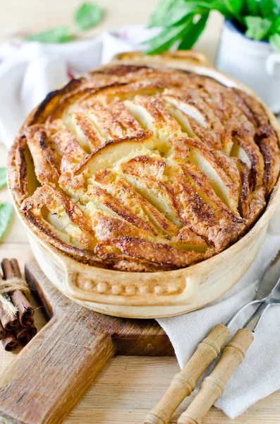 Apple pie with cinnamon on a wooden table — Stock Photo, Image