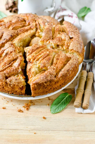 Appeltaart met kaneel op een houten tafel — Stockfoto