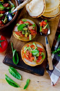 Vejetaryen, krep salsa avokado ve domates ile