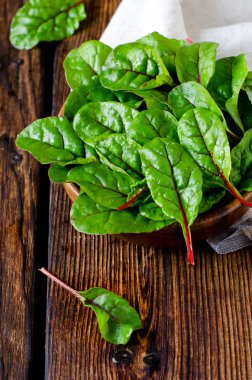 Taze pazı yaprakları bir ahşap kase