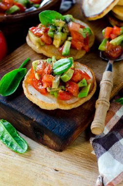 Vejetaryen, krep salsa avokado ve domates ile