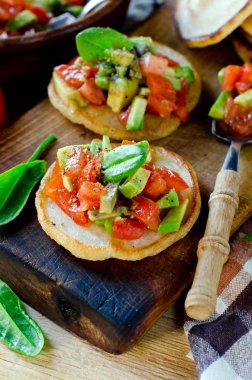 Vejetaryen, krep salsa avokado ve domates ile