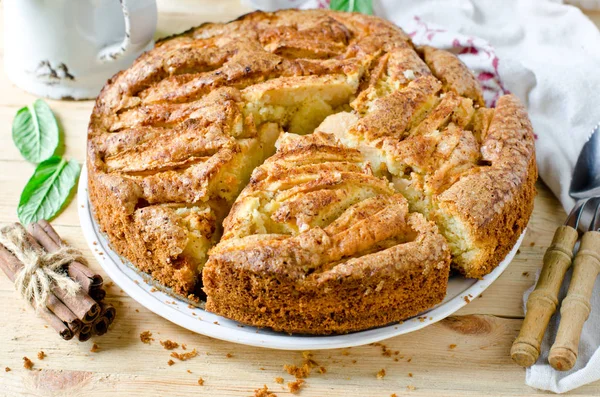 Apple cake with cinnamon on a wooden table — Stock Photo, Image