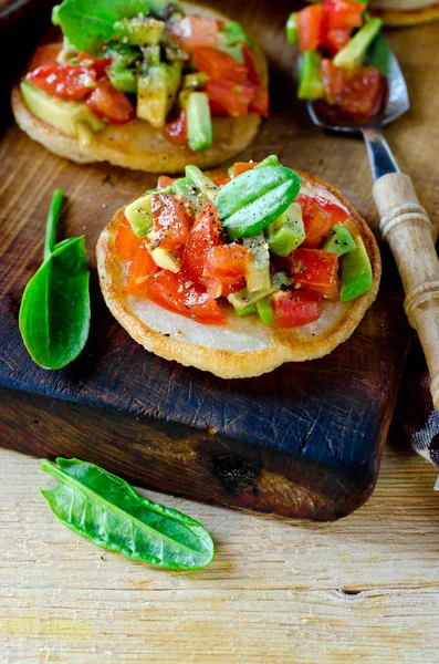 Vejetaryen, krep salsa avokado ve domates ile