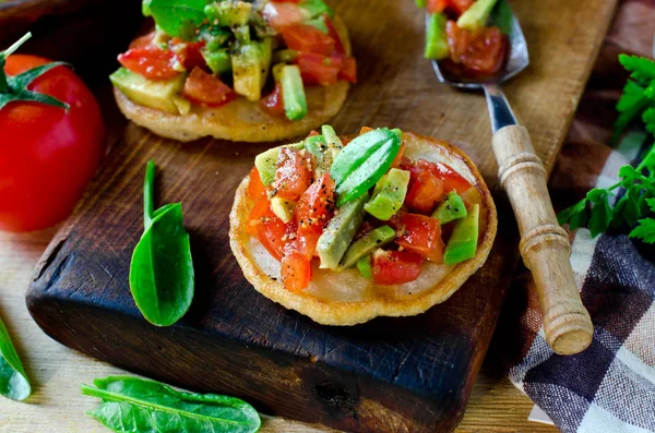 Vegetarian, pancakes with salsa from avocado and tomatoes — Stock Photo, Image