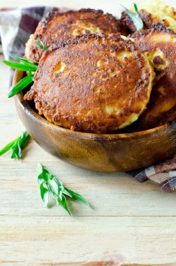 Ev yapımı peynir krep yerken üzerine ahşap bir masa