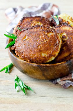 Ev yapımı peynir krep yerken üzerine ahşap bir masa