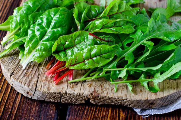 Verse bladeren van de snijbiet, spinazie en rucola — Stockfoto