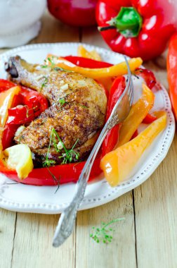 Tatlı biber ile pişmiş tavuk