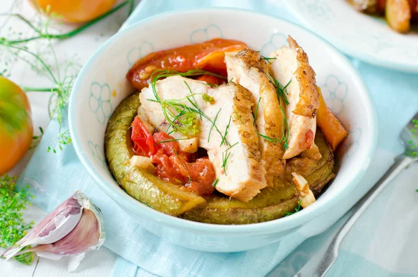 Kycklingbröst med stuvad zucchini och tomater — Stockfoto