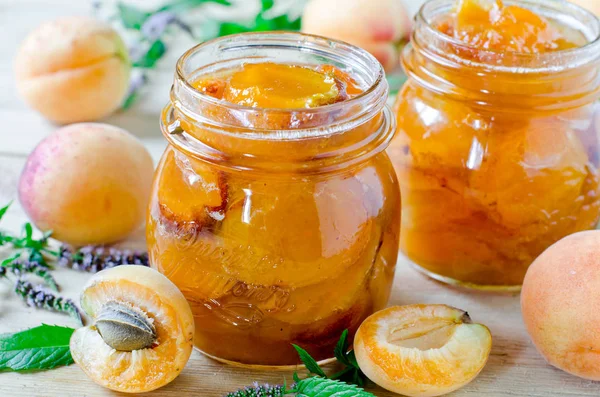 Marmellata di albicocche in un vaso su un tavolo di legno — Foto Stock