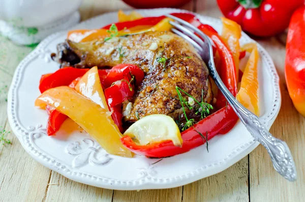 Chicken baked with sweet pepper — Stock Photo, Image