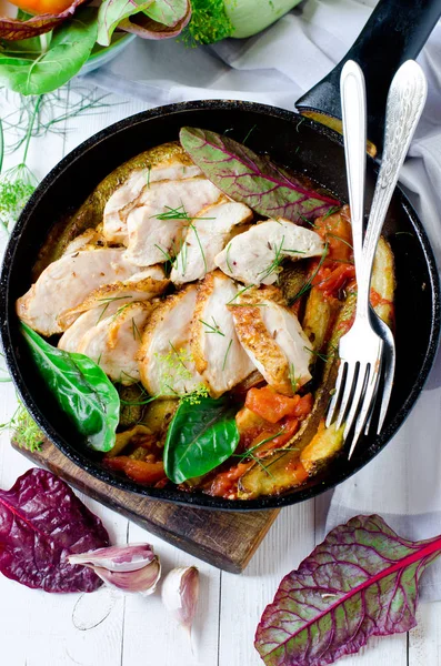 Chicken breast with stewed zucchini and tomatoes — Stock Photo, Image