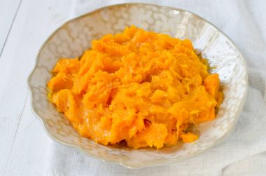 Ahşap bir masa üzerinde bir tabak içinde kabak püresi