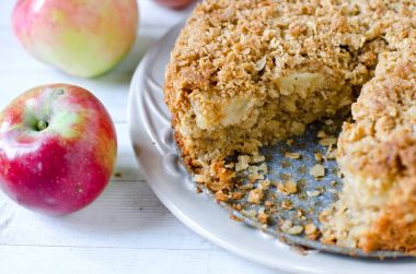 Yulaf ezmesi elma pasta ahşap bir masa üzerinde