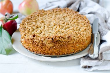 Yulaf ezmesi elma pasta ahşap bir masa üzerinde