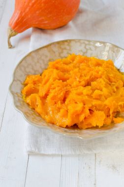 Ahşap bir masa üzerinde bir tabak içinde kabak püresi