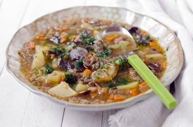 Yulaf ezmesi elma pasta ahşap bir masa üzerinde