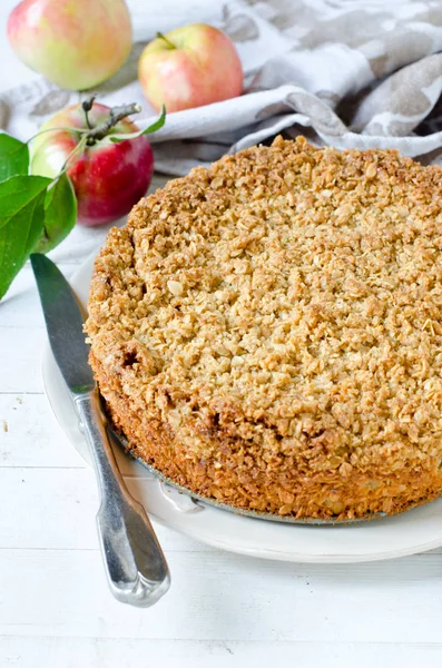 Havermout-appeltaart op een houten tafel — Stockfoto