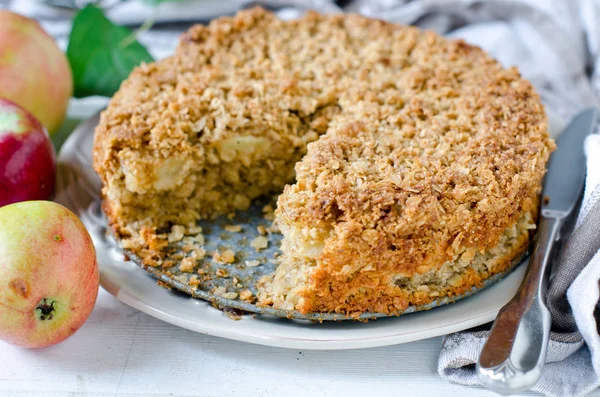 Torta di mela di farina d'avena su un tavolo di legno — Foto Stock