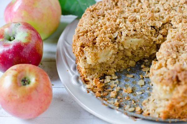 Yulaf ezmesi elma pasta ahşap bir masa üzerinde