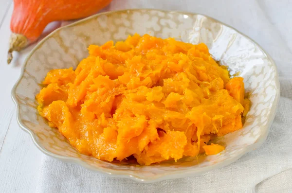 Ahşap bir masa üzerinde bir tabak içinde kabak püresi