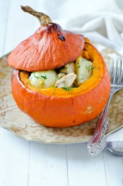 Patates ve tavuk pişmiş kabak dolması