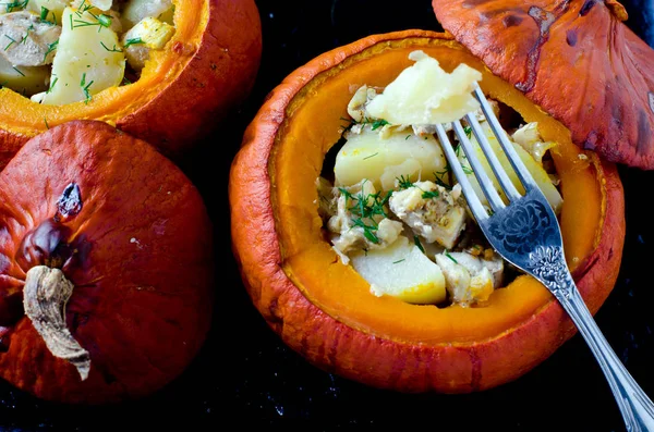 Patates ve tavuk pişmiş kabak dolması